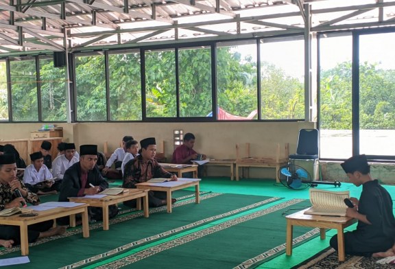 Para Santri PTQ Pondok Bambu Mengikuti Ujian Tahsin