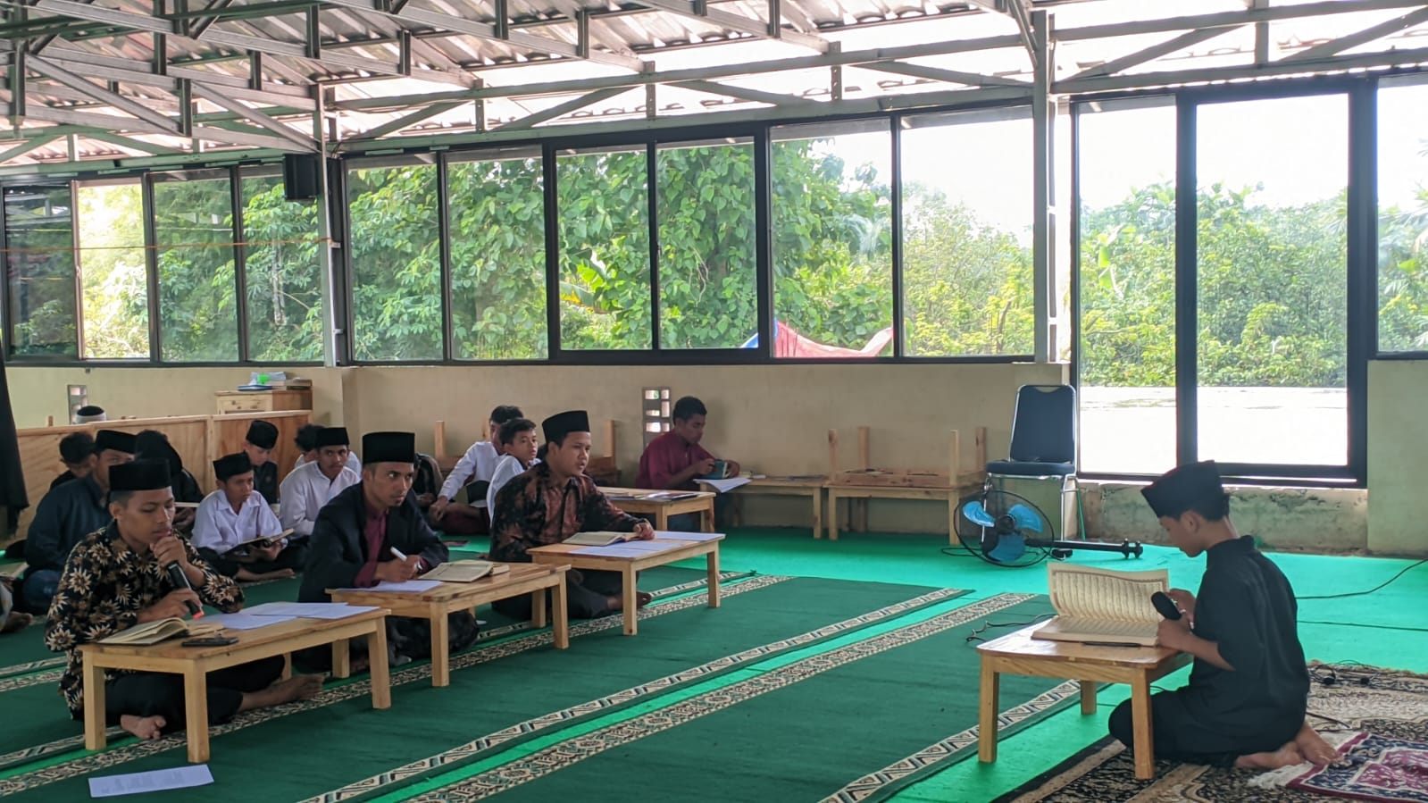 Para Santri PTQ Pondok Bambu Mengikuti Ujian Tahsin