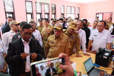 Menko Polhukam dan Mendagri Serahkan KTP Digital Sehari Jadi di Aceh