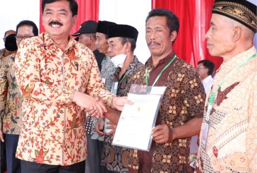 Menteri Hadi Serahkan 352 Sertifikat TORA di Kabupaten Pasuruan