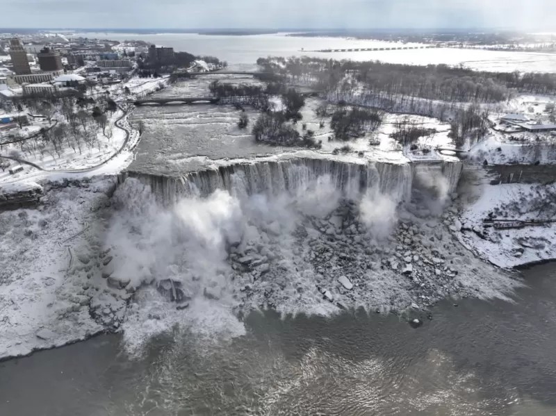 Badai Musim Dingin Serang AS, Air Terjun Niagara Dipenuhi Es dan Salju