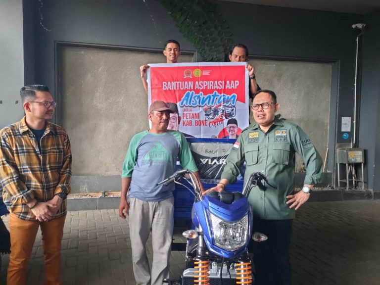 Politikus PKS Beri Bantuan Motor Roda Tiga kepada Puluhan Kelompok Tani di Bone
