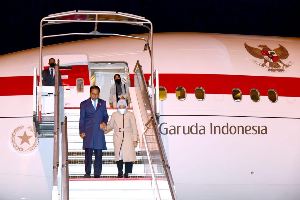Cuaca Dingin Sambut Kedatangan Presiden Jokowi dan Ibu Iriana di Brussels