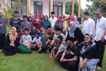 IKA SMA 36 Gelar Aksi Tanam Pohon Buah untuk Para Santri PTQ Pondok Bambu