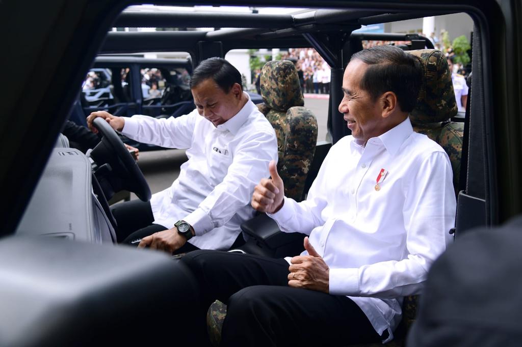 FOTO Jokowi dan Prabowo Jajal “Maung”