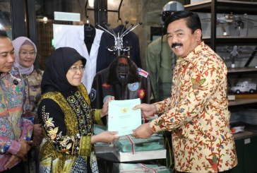 Menteri ATR/BPN Serahkan 1.006 Sertifikat Hak Pakai kepada Pemkot Surabaya