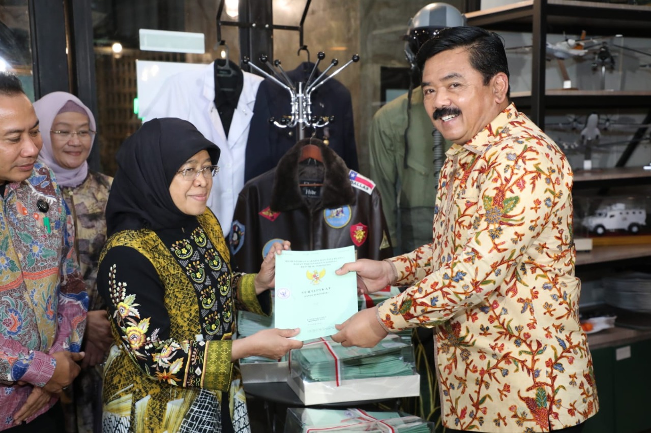 Menteri ATR/BPN Serahkan 1.006 Sertifikat Hak Pakai kepada Pemkot Surabaya