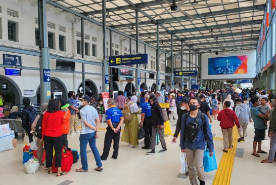 Jelang Imlek, Keberangkatan Penumpang KAJJ di Stasiun Gambir dan Pasar Senen Meningkat