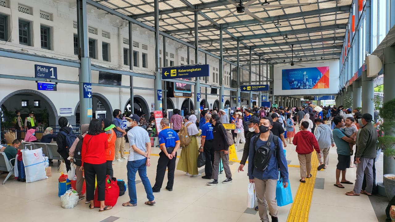 Jelang Imlek, Keberangkatan Penumpang KAJJ di Stasiun Gambir dan Pasar Senen Meningkat