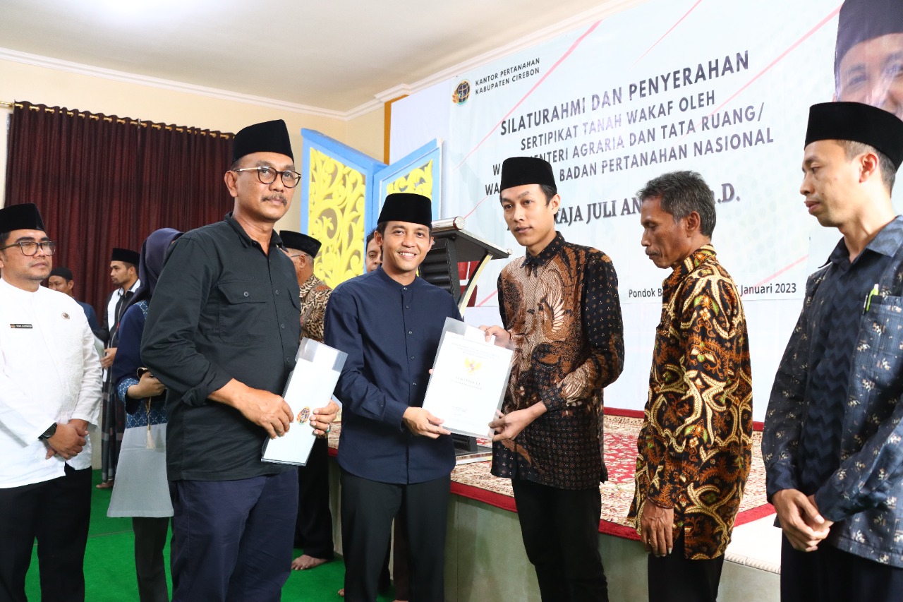 Kunjungi Pesantren Buntet Cirebon,  Wamen ATR/BPN Serahkan Sertifikat Tanah Wakaf
