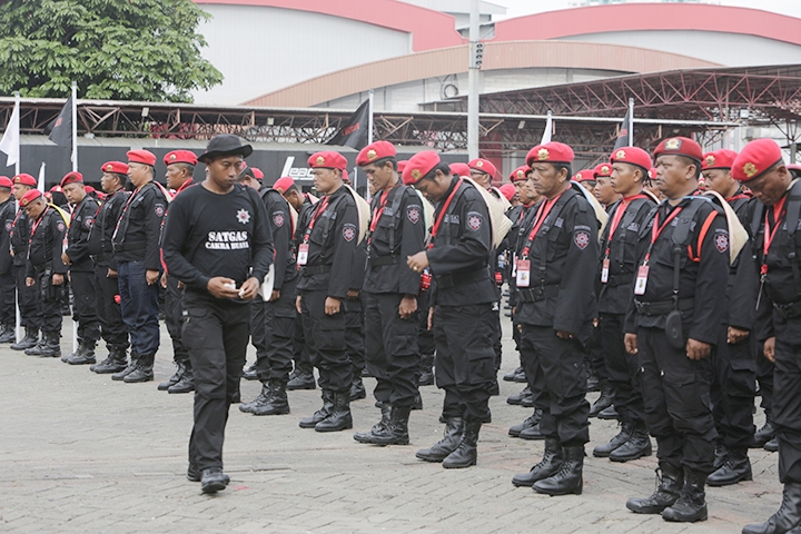 Rayakan HUT ke-50, Kader PDIP Kenakan Baret Merah dan Topi Caping