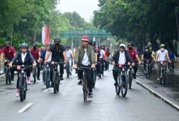 Hadiri Pembukaan Keketuaan ASEAN 2023, Jokowi Bersepeda dari Istana Merdeka ke Bundaran HI