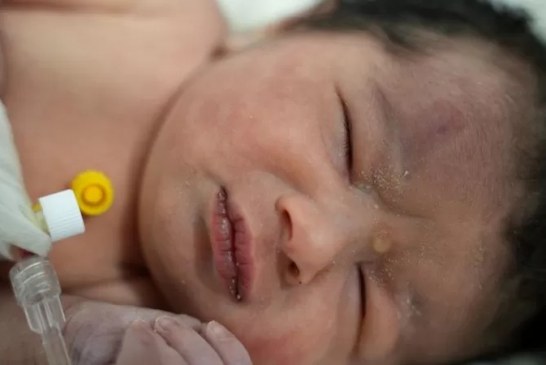 Bayi Baru Lahir Ditarik dari Bangunan yang Runtuh Saat Gempa