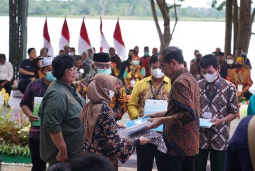 Dari Balikpapan, Presiden Serahkan SK Perhutanan Sosial dan SK TORA Untuk Seluruh Indonesia