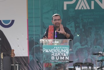 Erick Thohir Berbagi Kebahagiaan Bersama Masyarakat Danau Toba di Acara Festival Panggung Rakyat BUMN