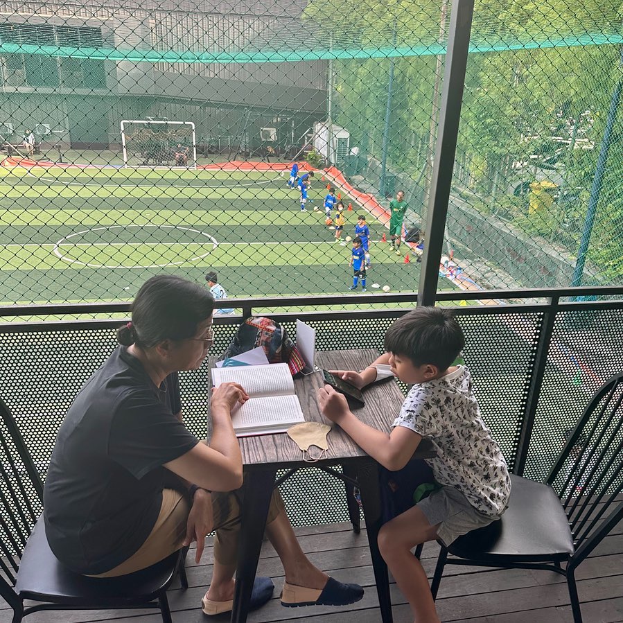 Di Hari Minggu Sri Mulyani Menunggu Cucunya yang Latihan Bola Sambil Baca Buku