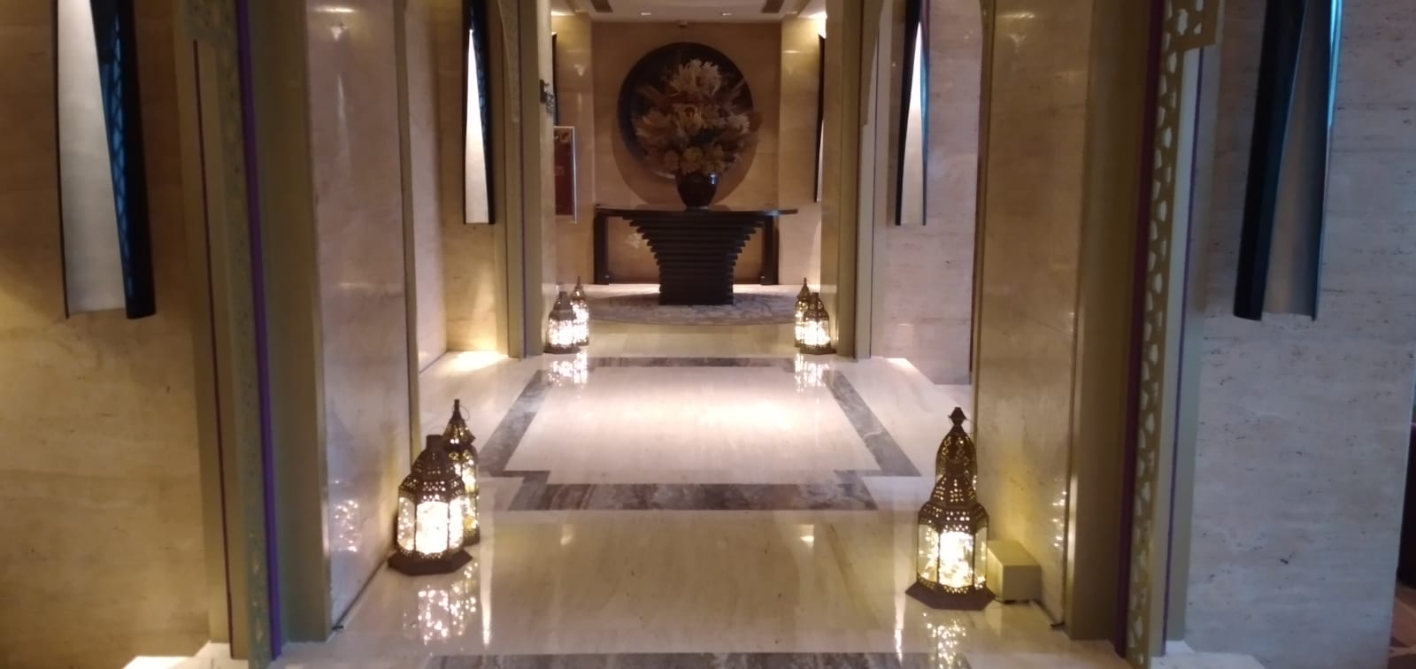FOTO Lampu-lampu Indah di Lantai Lobby Nirwana Lounge Hotel Indonesia Kempinski, Jakarta