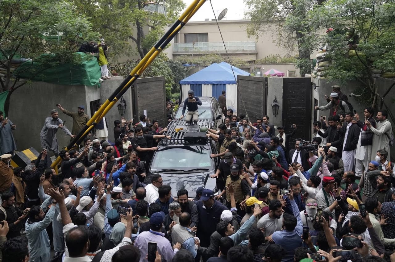 Polisi Gerebek Rumah Mantan Perdana Menteri Pakistan, Para Pendukungnya Ditangkap!