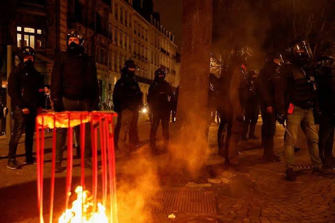 Massa Demo Bakar Sampah Saat Presiden Perancis Nyaris Tumbang dari Mosi Tidak Percaya