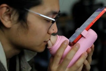 Startup China Ciptakan Mesin Ciuman Jarak Jauh