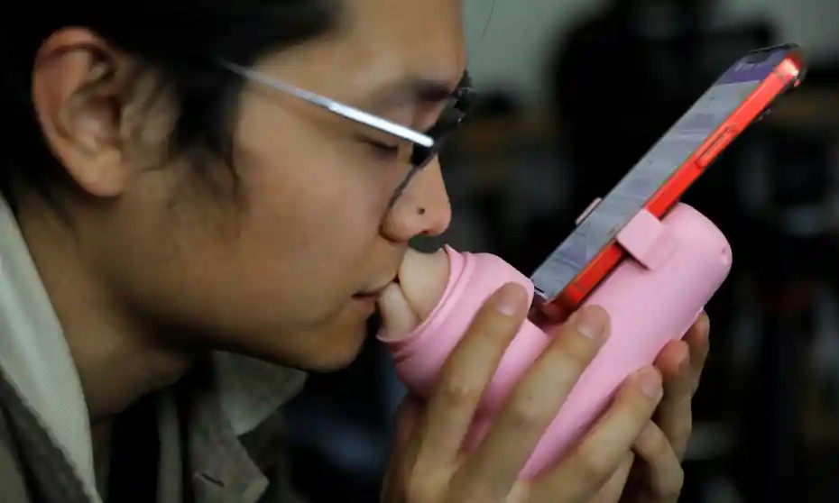 Startup China Ciptakan Mesin Ciuman Jarak Jauh