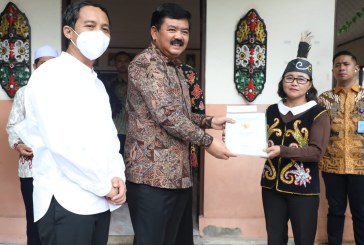 Menteri ATR/BPN Serahkan Sertifikat PTSL dan Rumah Ibadah di Palangkaraya