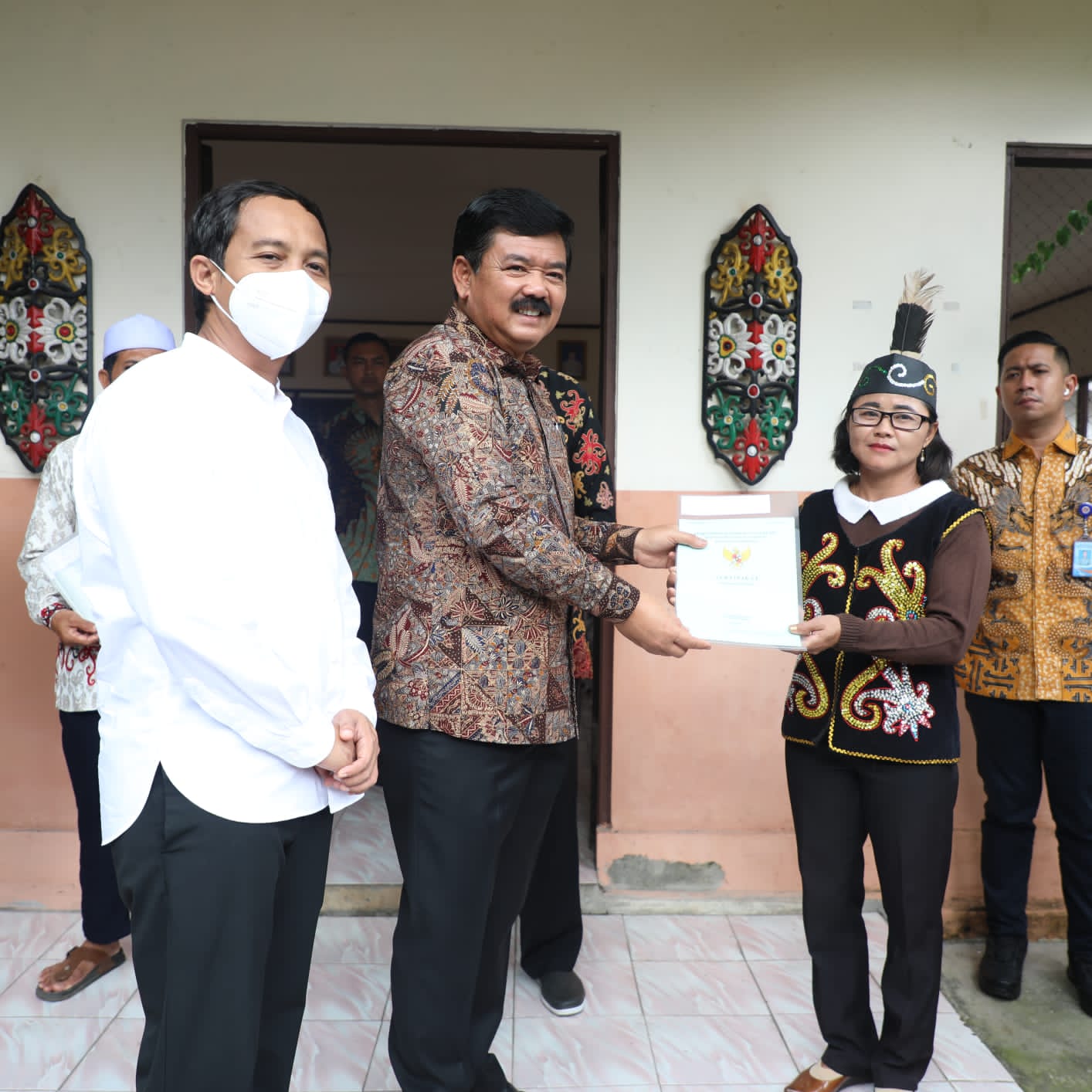 Menteri ATR/BPN Serahkan Sertifikat PTSL dan Rumah Ibadah di Palangkaraya