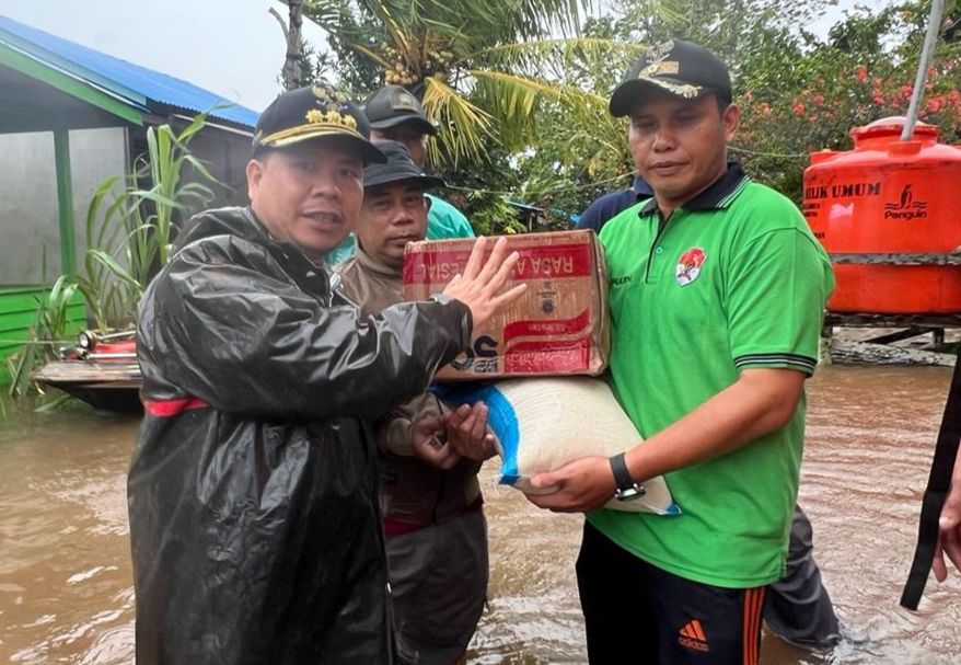 Terobos Banjir, Bupati Satono Salurkan Bantuan ke Warga