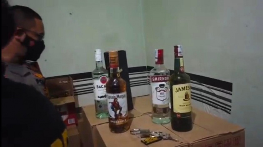 Operasi Bulan Ramadan, Polisi Sita Puluhan Botol Miras di Sawangan