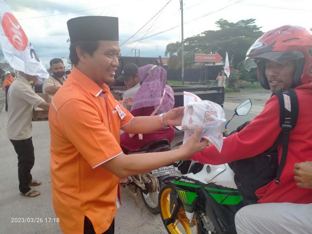 PKS Berbagi Takjil di Lampung Tengah
