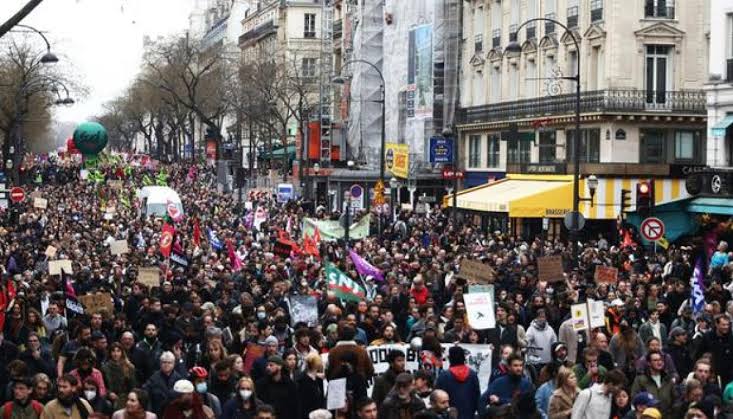 Ratusan Ribu Massa Aksi Demo Protes Presiden Prancis