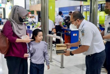 KAI Daop 1 Jakarta Bagikan 15 Ribu Lebih Paket Takjil di Stasiun Gambir dan Pasar Senen