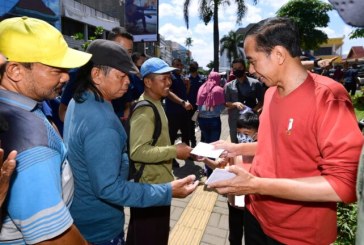 Jelang Lebaran, Presiden Jokowi Bagikan “THR” ke Pedagang di Pasar Legi