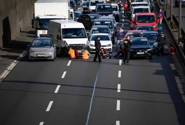 Aksi Demo Aktivis Iklim Blokir Lebih dari 30 Jalan Raya di Jerman