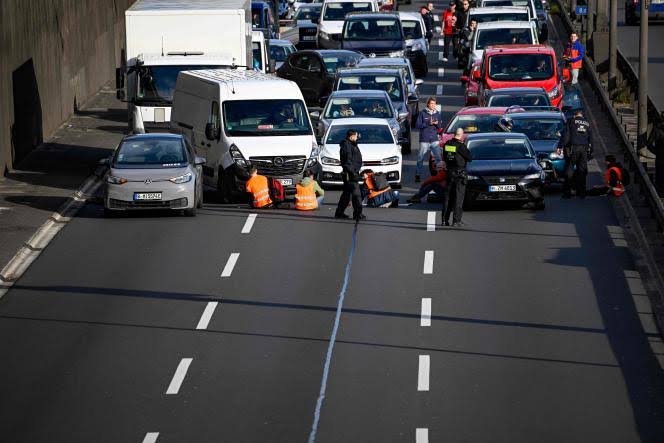 Aksi Demo Aktivis Iklim Blokir Lebih dari 30 Jalan Raya di Jerman