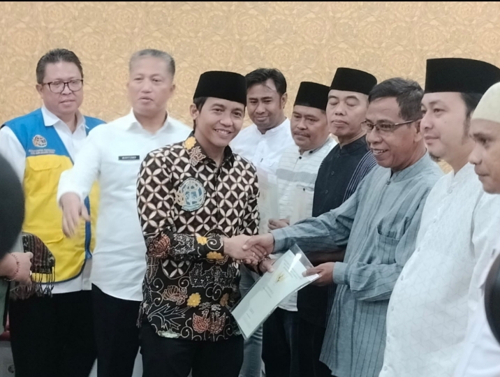 Wamen ATR/BPN Serahkan Sertifikat Tanah Wakaf Masjid dan Musala di Jakarta Utara