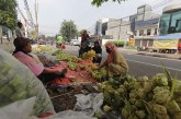 FOTO Pembeli Serbu Penjual Kulit Ketupat di Pasar Kebayoran Lama