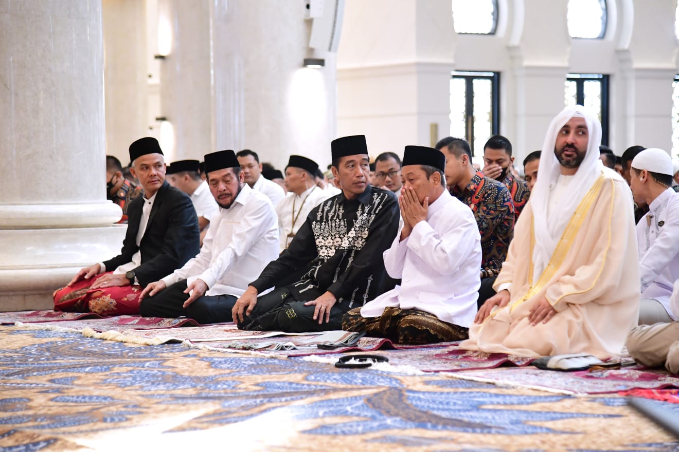 Presiden Jokowi dan Ibu Iriana Salat Idulfitri 1444 Hijriah di Masjid Sheikh Zayed