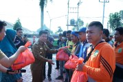 FOTO Bupati Sambas Serahkan Paket Idulfitri Peka Berkemajuan kepada Pasukan Kuning