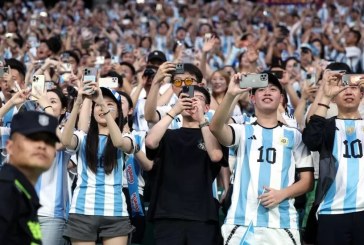 Cuma 90 Detik Bobol Gawang, Messi Mania Mencengkeram Kerumunan di Stadion Buruh China