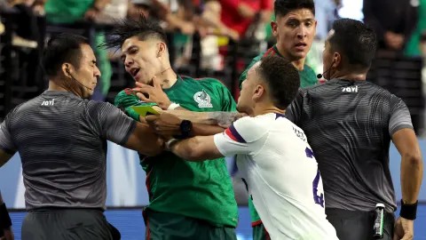 Empat Pemain Diskors Setelah Berantem dalam Laga Sepak Bola Meksiko Vs AS