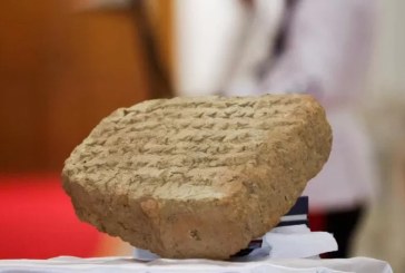 Irak Pajang Tablet Batu Berusia 2.800 Tahun yang Dikembalikan oleh Italia