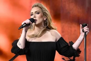 Adele Minta Penonton Berhenti Melempar Barang di Panggung Selama Konser
