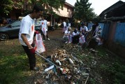 FOTO Coca-Cola Europacific Partners Indonesia Gelar Aksi Bersih-bersih Pungut Sampah