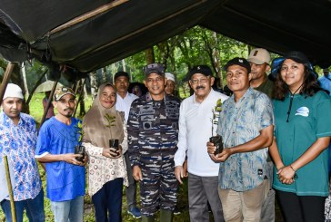 Kunker ke Negeri Pelauw, Komandan Lantamal dan Wakil Ketua DPRD Maluku Tanam 2.000 Anakan Cengkeh