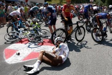 Kecelakaan Besar di Tour de France akibat Ulah Penonton yang “Nakal”