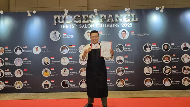 Membanggakan! Chef Grand Dafam Signature Surabaya Raih Medali di Kompetisi Food & Hotel Indonesia