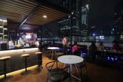 FOTO Cafe Having Sky Rooftop Usung Konsep Open Sky Lounge