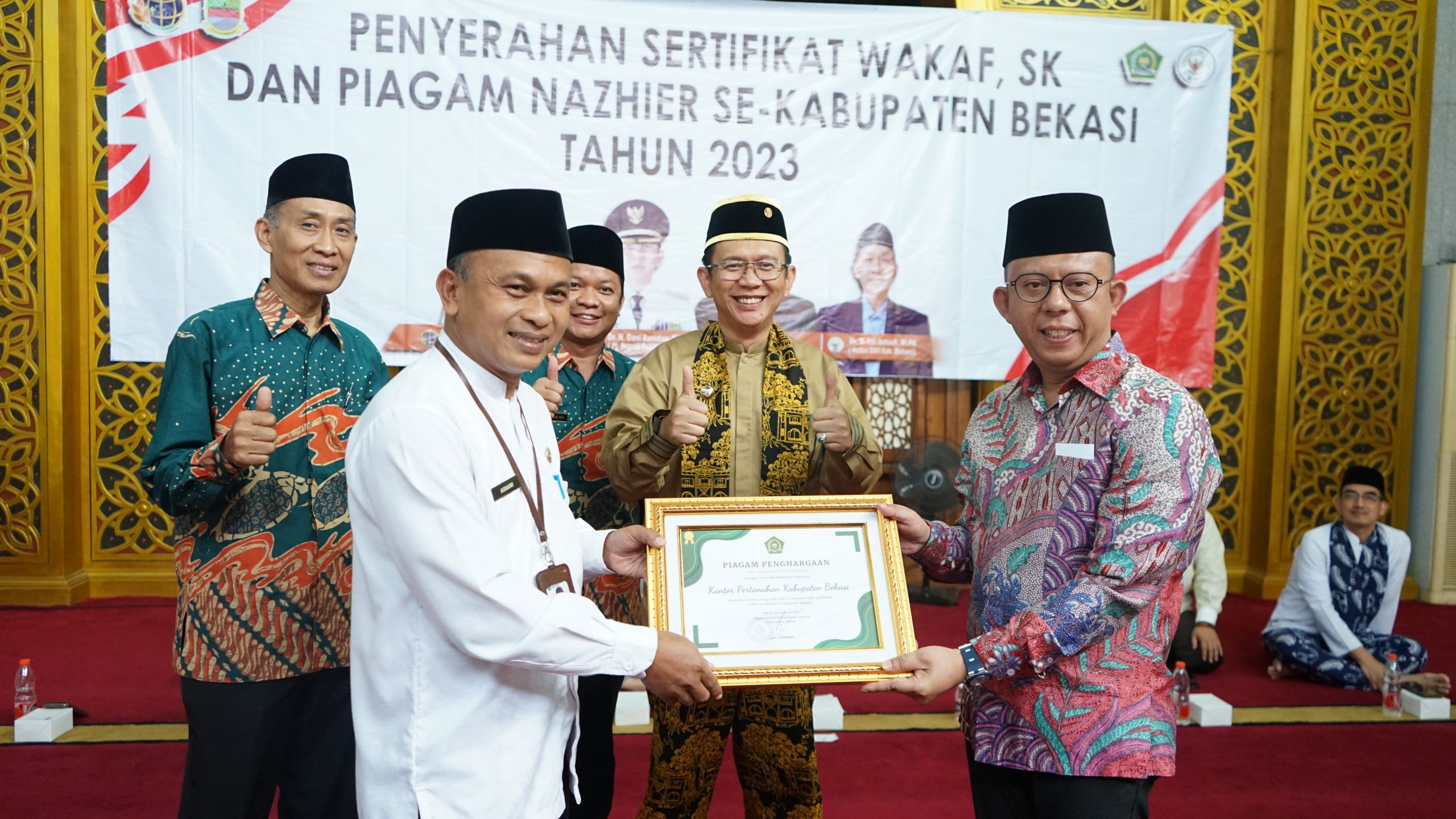 Serahkan 200 Sertifikat Wakaf, Kepala BPN Kabupaten Bekasi Terima Penghargaan dari Kemenag