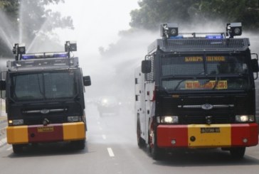 Tanggapi Polusi Udara, Polda Metro Jaya Gunakan Water Cannon untuk Penyiraman di Jalan Jendral Sudirman